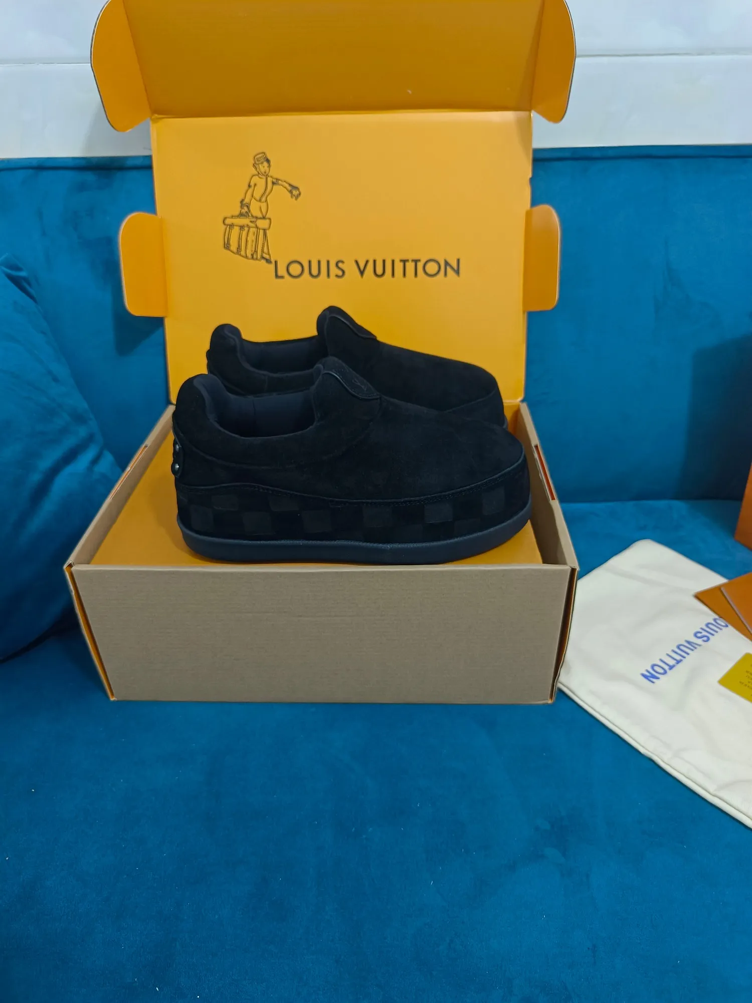 👟👟Ex-factory price 640👟👟 LV YETI slip-on shoes, based on suede cow leather, partially embossed with Nigo's reinterpretation of LV Damier pattern, cleverly echoing the Chinese tradition of taking off shoes when entering the house, and the "small feet" aesthetic is integrated into Chinese street genes. The palm-printed rubber outsole hides the LV letters and Monogram flowers. The exquisite craftsmanship made in Italy shows the brand's heritage in a comfortable slip-on style. The reservation mode adds a unique style, it is traditional and trendy, and it is suitable for couples aged 35-45.